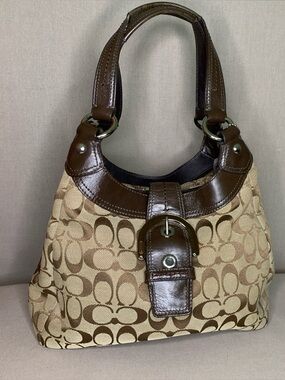 The VNTG Coach Lynn Hobo Bag F17094 in Brown Khaki Signature Canvas Leather